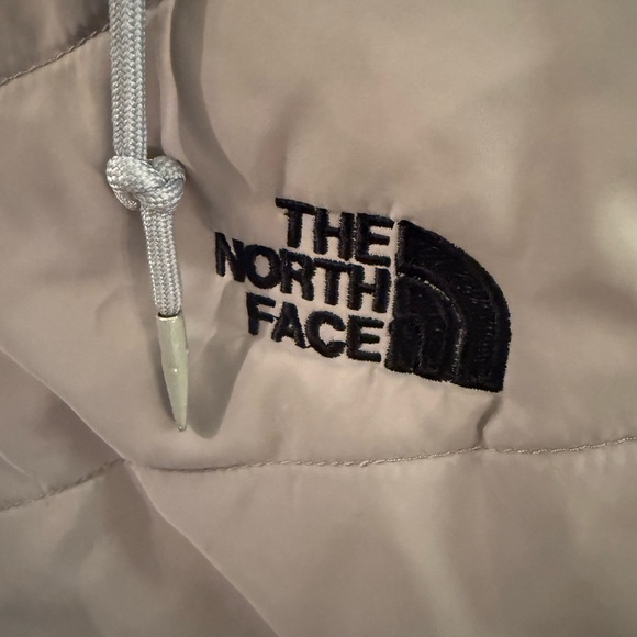 The North Face Men’s Light Gray Quilted & Fleece Hooded Bomber Jacket - Picture 10 of 10